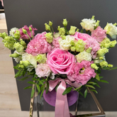 Aranjament "Scent" cu trandafiri și lisianthus